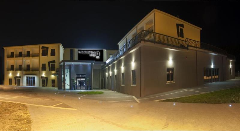 Manhattan Village Hotel Sulmona Exterior foto