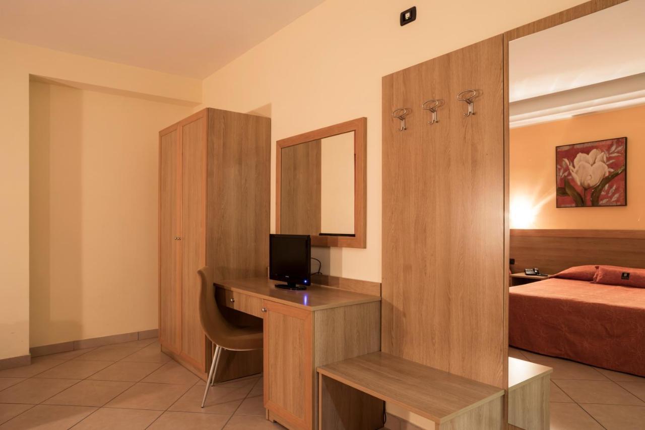 Manhattan Village Hotel Sulmona Exterior foto