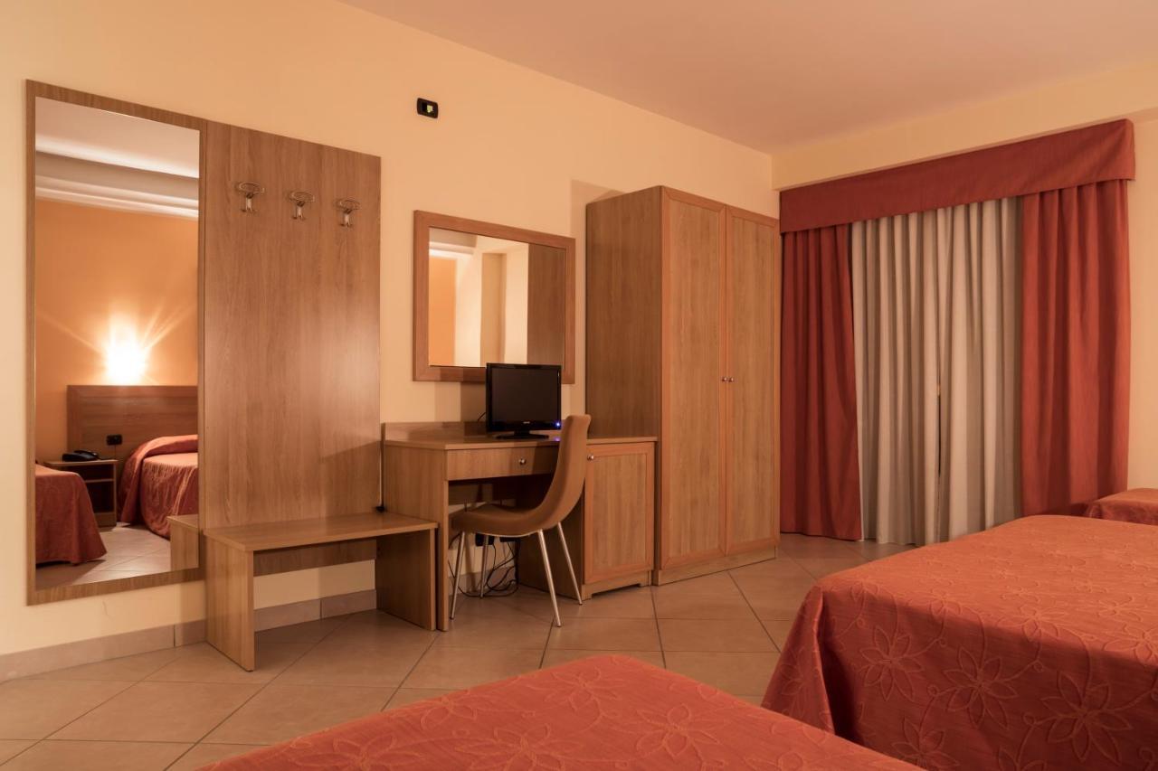Manhattan Village Hotel Sulmona Exterior foto