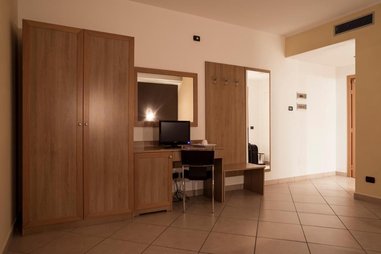 Manhattan Village Hotel Sulmona Exterior foto