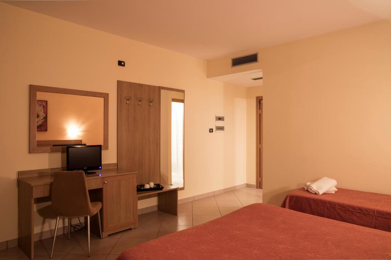 Manhattan Village Hotel Sulmona Exterior foto