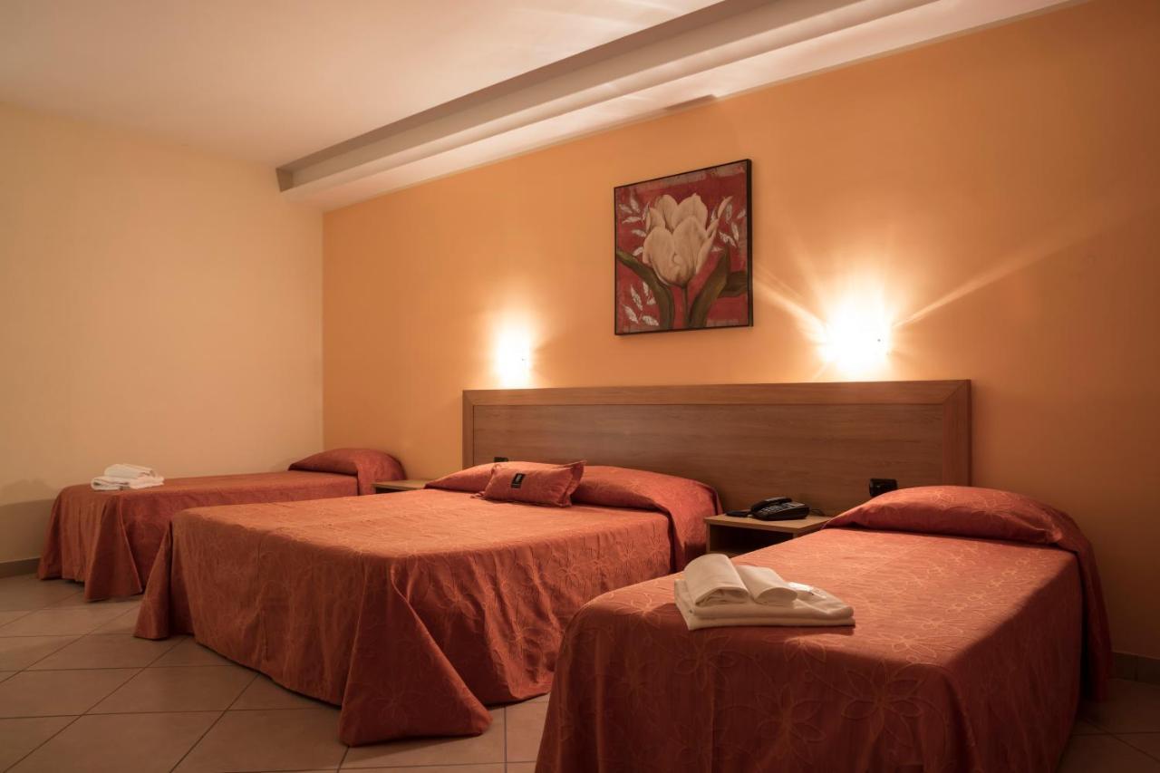 Manhattan Village Hotel Sulmona Exterior foto